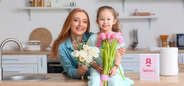 Evde Uluslararası Kadınlar Günü 'nde ellerinde çiçeklerle küçük bir kız ve büyükannesi.