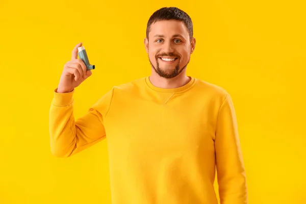 Man Inhaler Yellow Background — Stock Photo, Image