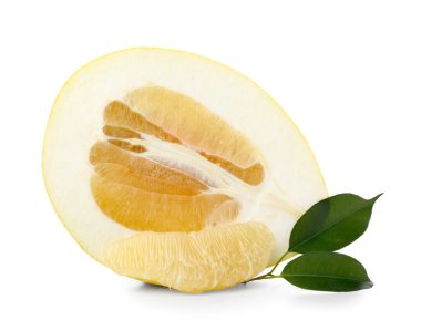 Beyaz arka planda yarım ve bir dilim tatlı nar meyvesi.