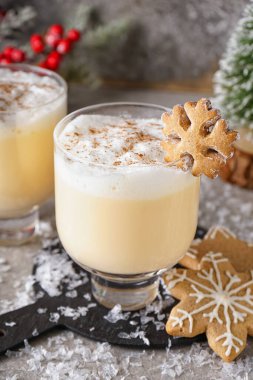 Lezzetli eggnog kokteyli ve arkaplanda Noel kurabiyeleri, yakın plan.