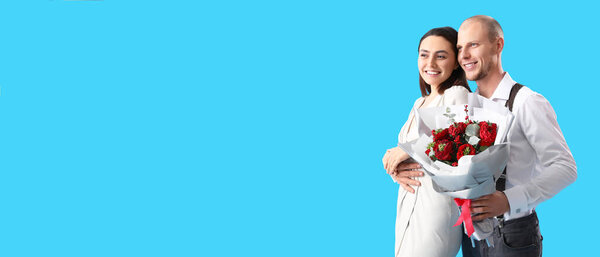 Молодая пара с букетом цветов на синем фоне с пространством для текста. Празднование Дня Святого Валентина