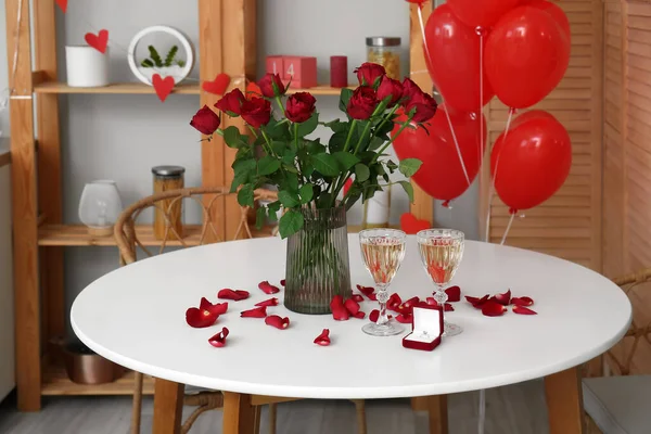 Перстень Ваза Трояндами Склянками Шампанського Обідньому Столі Кухні Прикрашена Валентина — стокове фото