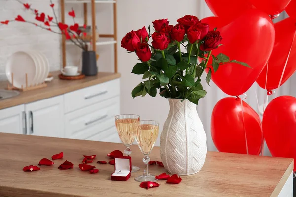 Перстень Ваза Трояндами Склянками Шампанського Кухні Прикрашена Валентина — стокове фото