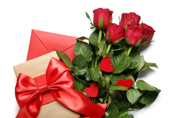 Red Roses Gift Envelope White Background Valentine Day Celebration — Stock Photo, Image