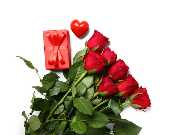 Red Roses Gift Heart White Background Valentine Day Celebration — Stock Photo, Image