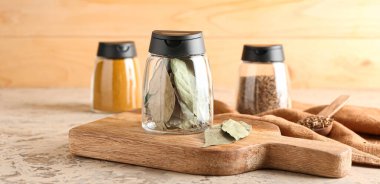 Masada farklı baharatlar olan kavanozlar.