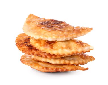 Beyaz arkaplanda izole edilmiş lezzetli cheburekler