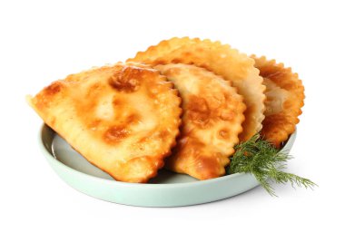 Beyaz arka planda lezzetli chebureks ve maydanozlu tabak.