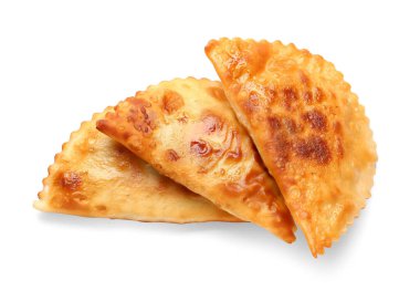 Beyaz arkaplanda izole edilmiş lezzetli cheburekler