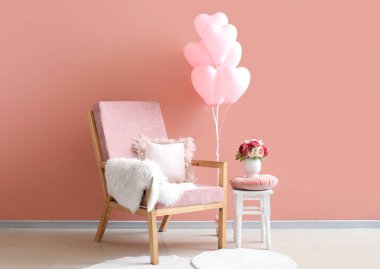 Sevgililer Günü için koltuğu ve pembe balonları olan şık bir oturma odası.