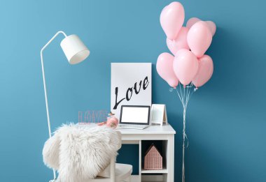 Sevgililer Günü için iş yeri ve pembe balonlu şık bir ofis.