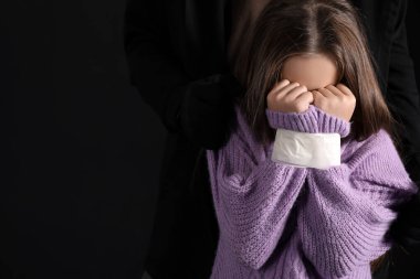 Karanlık geçmişinde küçük bir rehine olan bir terörist.