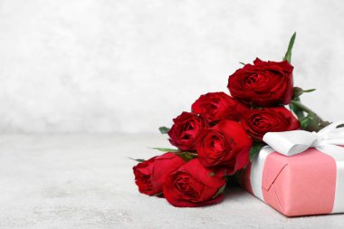 Kırmızı güller ve arka planda hediyeler. Sevgililer Günü kutlaması