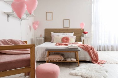 Sevgililer Günü için yataklı ve pembe balonlu ışık odasının içinde.