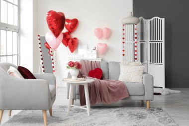 Sevgililer Günü için koltuğu, koltuğu ve balonları olan bir oturma odası.