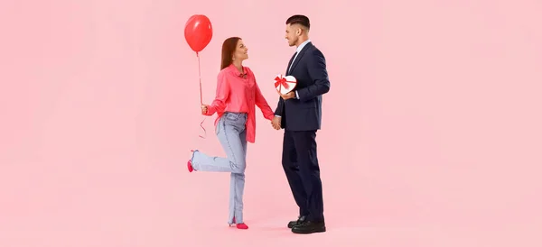 Happy Young Couple Gift Balloon Pink Background Valentine Day Celebration — Stock Photo, Image
