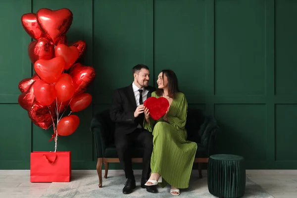 Happy Couple Love Gift Sitting Sofa Green Wall Valentine Day — Fotografia de Stock
