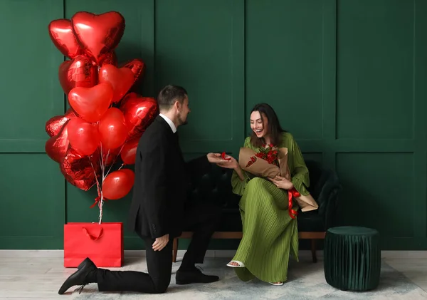 Young Man Proposing His Girlfriend Green Wall Valentine Day Celebration — Fotografia de Stock