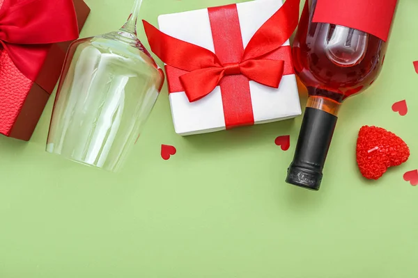 Bottle Wine Glass Gifts Hearts Green Background Valentine Day Celebration — Stock Photo, Image