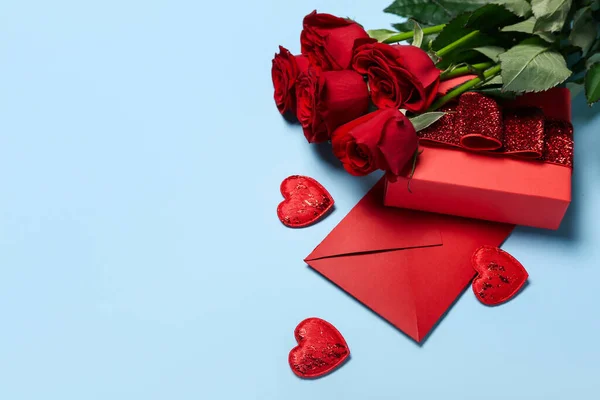 Rosas Vermelhas Envelope Presente Corações Fundo Azul Celebração Dia Dos — Fotografia de Stock
