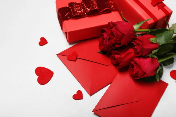 Rosas Vermelhas Envelopes Presentes Corações Sobre Fundo Branco Close Celebração — Fotografia de Stock