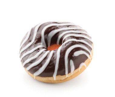 Beyaz arka plan üzerinde izole lezzetli çikolatalı çörek