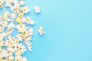 Renk arka plan üzerinde dağınık patlamış mısır