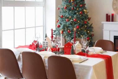 Noel sofrasında mum tutucuları ve köknar ağaçları yemek odasında.