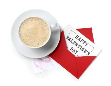 Yazılı Zarf Mutlu VALENTINE Günü, ruj öpücükleri ve beyaz arkaplanda bir fincan latte