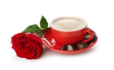 Bir fincan çikolatalı latte ve beyaz arka planda gül. Sevgililer Günü kutlaması