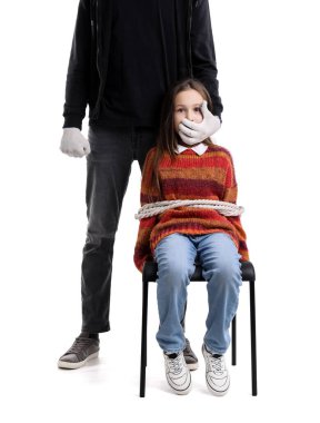 Beyaz arka planda terörist ve korkmuş küçük rehine.