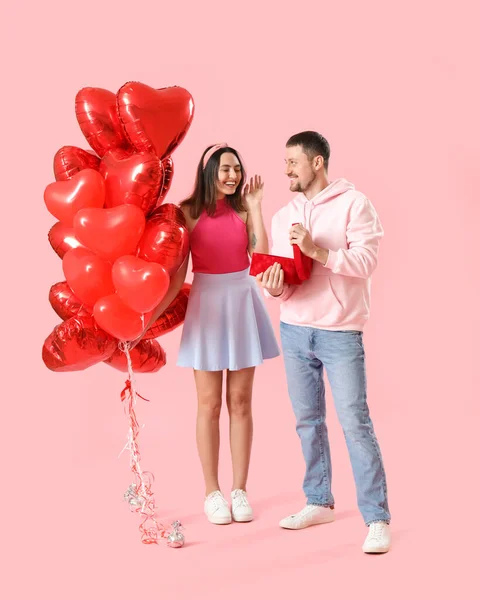 Happy Couple Love Gift Balloons Pink Background Valentine Day Celebration — Fotografia de Stock