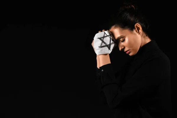 Young Woman Armband Praying Black Background International Holocaust Remembrance Day — Stock Photo, Image