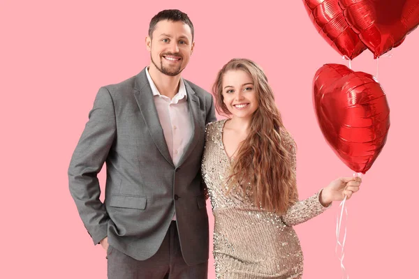 Jovem Casal Feliz Com Balões Forma Coração Fundo Rosa Celebração — Fotografia de Stock