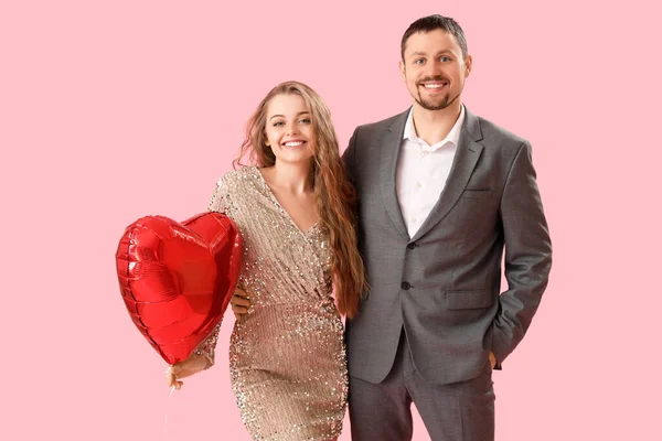 Jovem Casal Feliz Com Balão Forma Coração Fundo Rosa Celebração — Fotografia de Stock