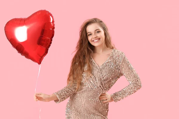 Jovem Feliz Com Balão Forma Coração Fundo Rosa Celebração Dia — Fotografia de Stock