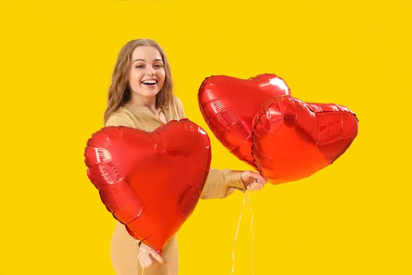 Mulher Bonita Com Balões Forma Coração Fundo Amarelo Celebração Dia — Fotografia de Stock