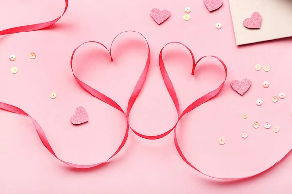 Лента Червями Блестками Розовом Фоне Празднование Дня Святого Валентина — стоковое фото