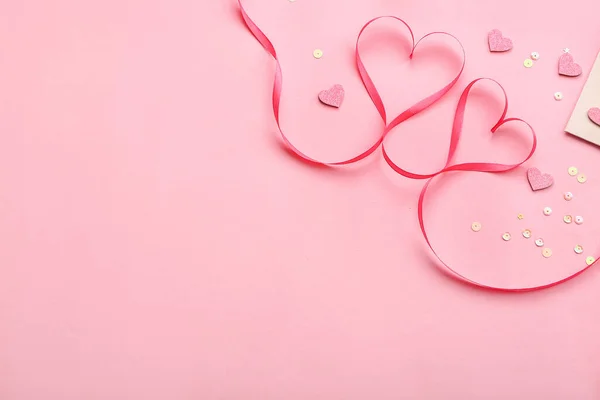 Лента Червями Блестками Розовом Фоне Празднование Дня Святого Валентина — стоковое фото