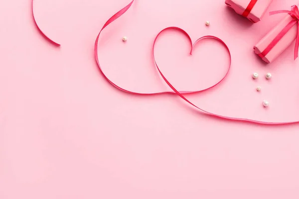 Сердце Ленты Бусин Подарков Розовом Фоне Празднование Дня Святого Валентина — стоковое фото
