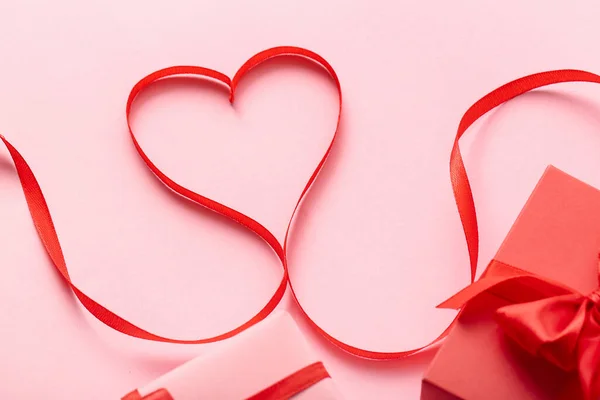 Сердце Ленты Подарками Розовом Фоне Празднование Дня Святого Валентина — стоковое фото