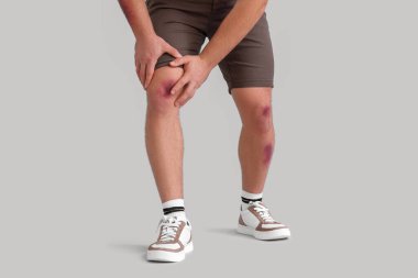 Bacakları hafif arka planda çürükleri olan bir adam.