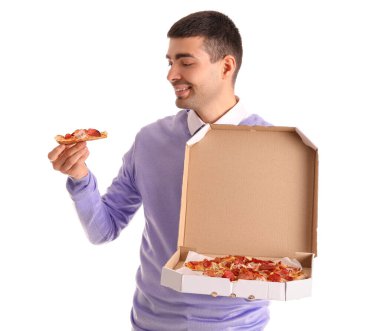 Yakışıklı genç adam beyaz arka planda taze pizza kutusunu tutuyor.