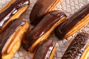 Bir tabak çikolatalı ekler, yakın plan.