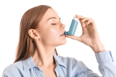 İnhaler beyaz arka plan üzerinde olan kadın