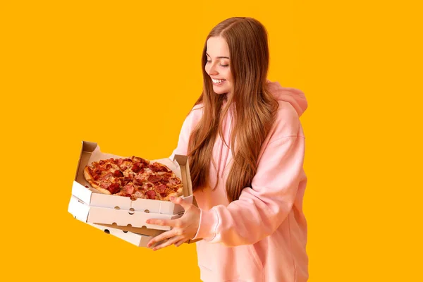 Красивая Молодая Женщина Держит Коробки Свежей Пиццей Желтом Фоне — стоковое фото