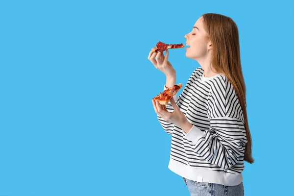 Красивая Молодая Женщина Ест Свежую Пиццу Голубом Фоне — стоковое фото