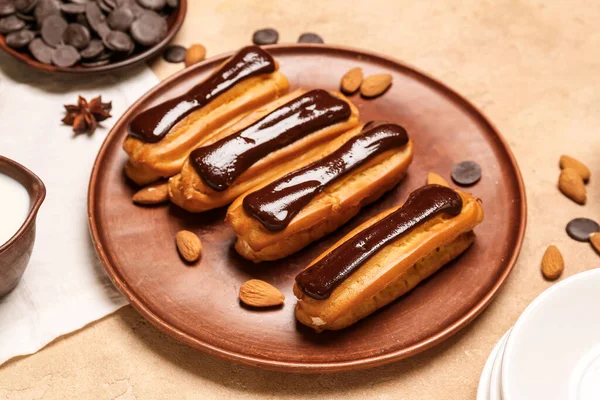 Plate Tasty Chocolate Eclairs Color Background — Stock Photo, Image