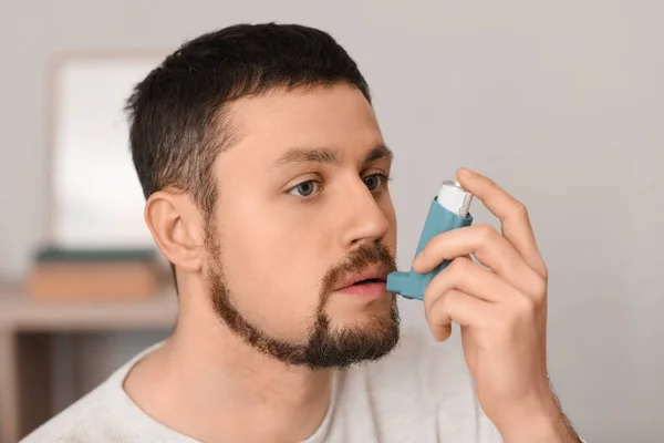 Man Using Inhaler Home — Stock Photo, Image