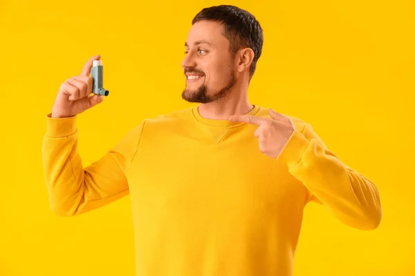 Man Inhaler Yellow Background — Stock Photo, Image